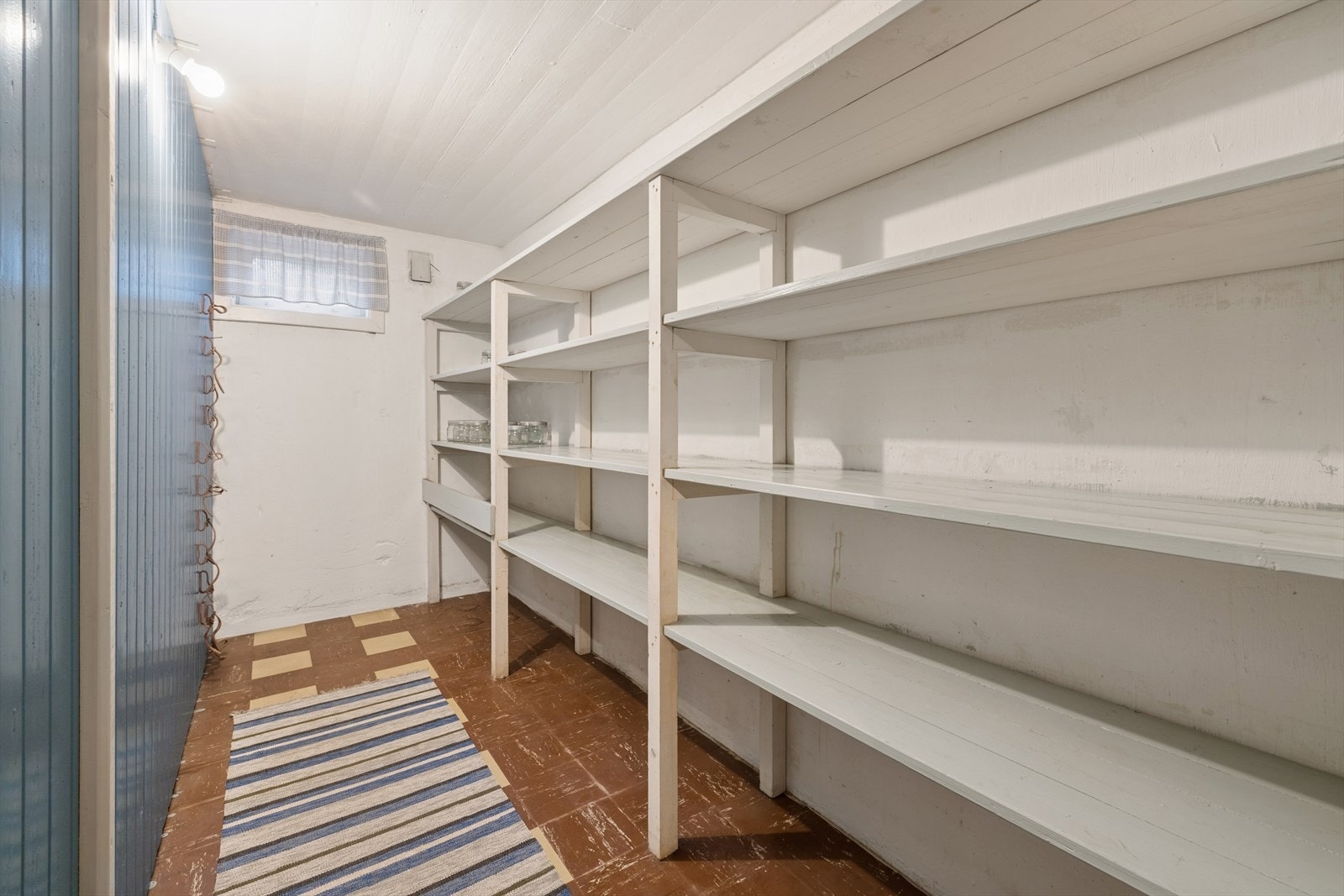 Det er flere kjellerboder med godt med lagringsmuligheter. Galleribilde