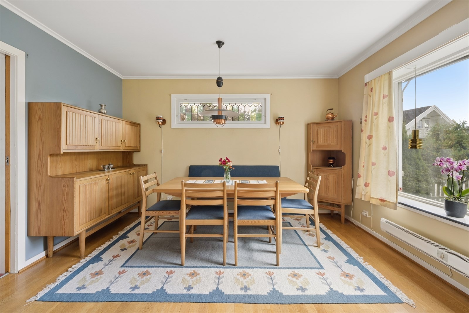 God plass til å invitere middagsgjester. Galleribilde