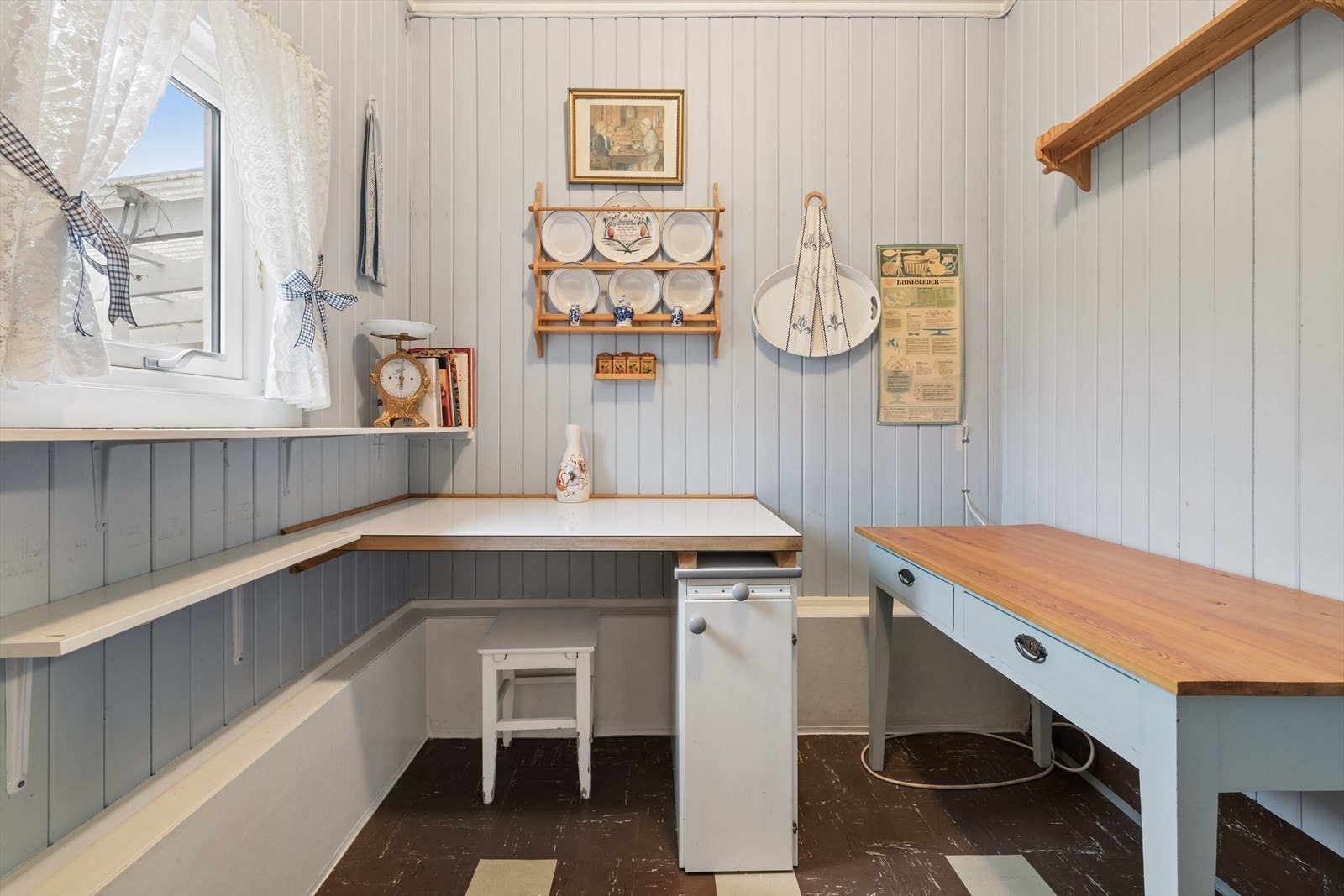 Innredet bod med egen inngang i 1.etg. Galleribilde