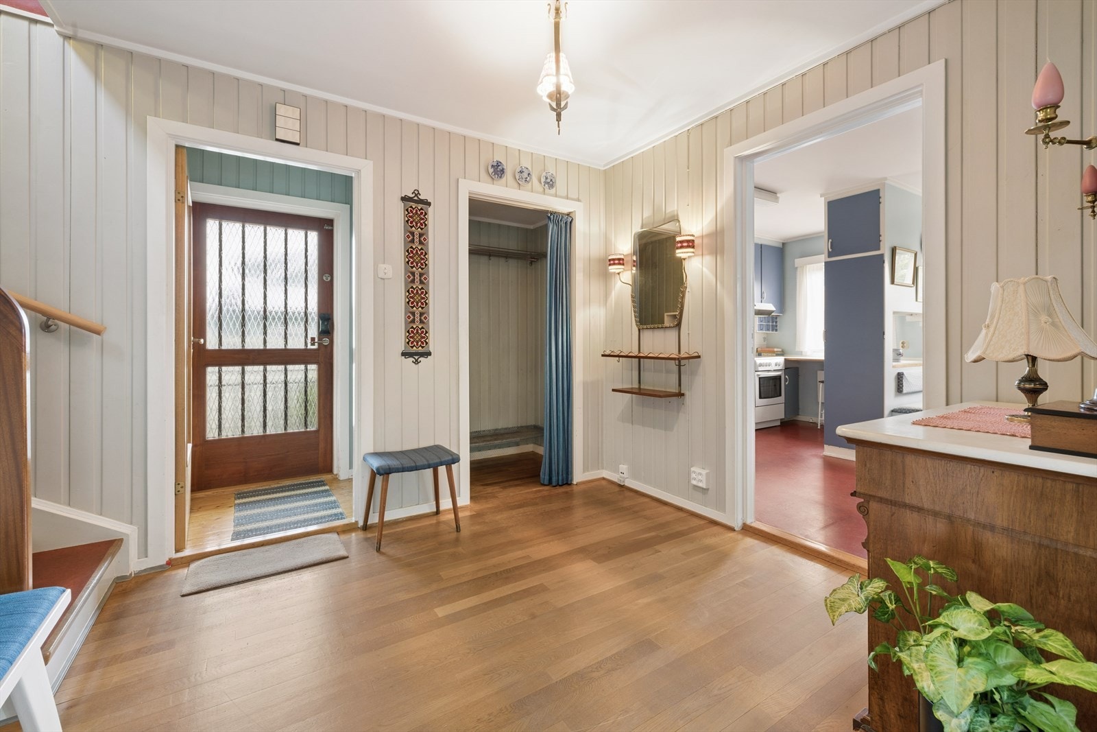 Velkommen inn! Romslig hall med godt med garderobeplass. Galleribilde