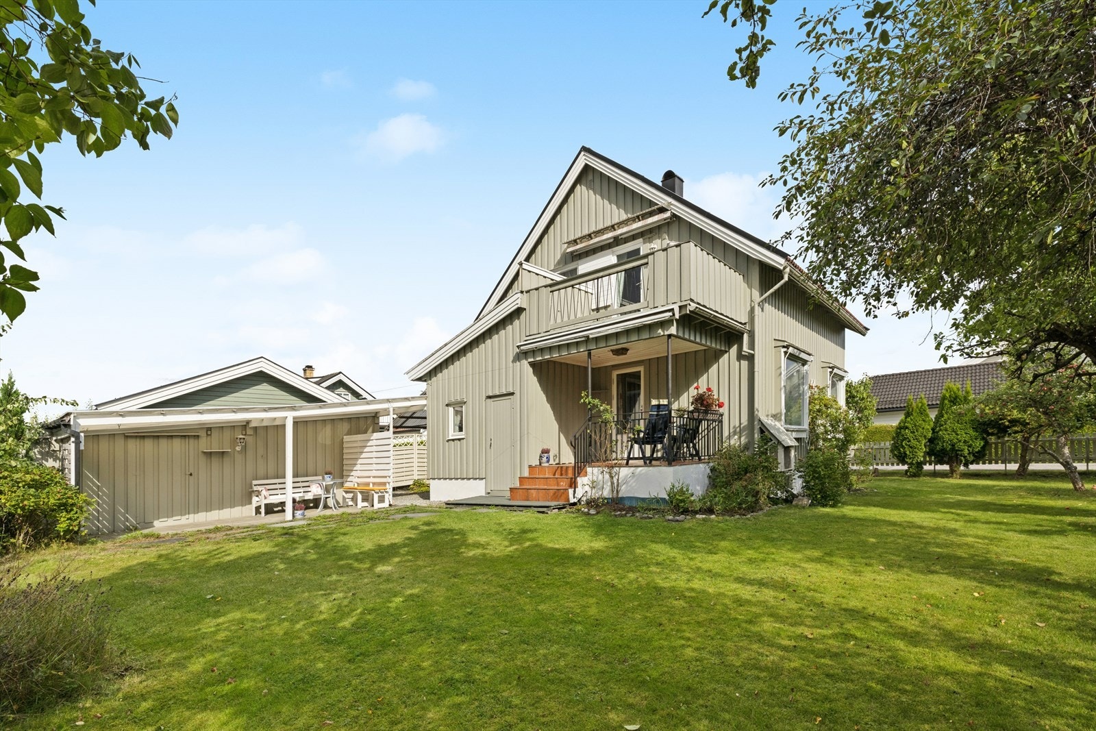 Boligen har garasje og parkering på egen tomt. Galleribilde
