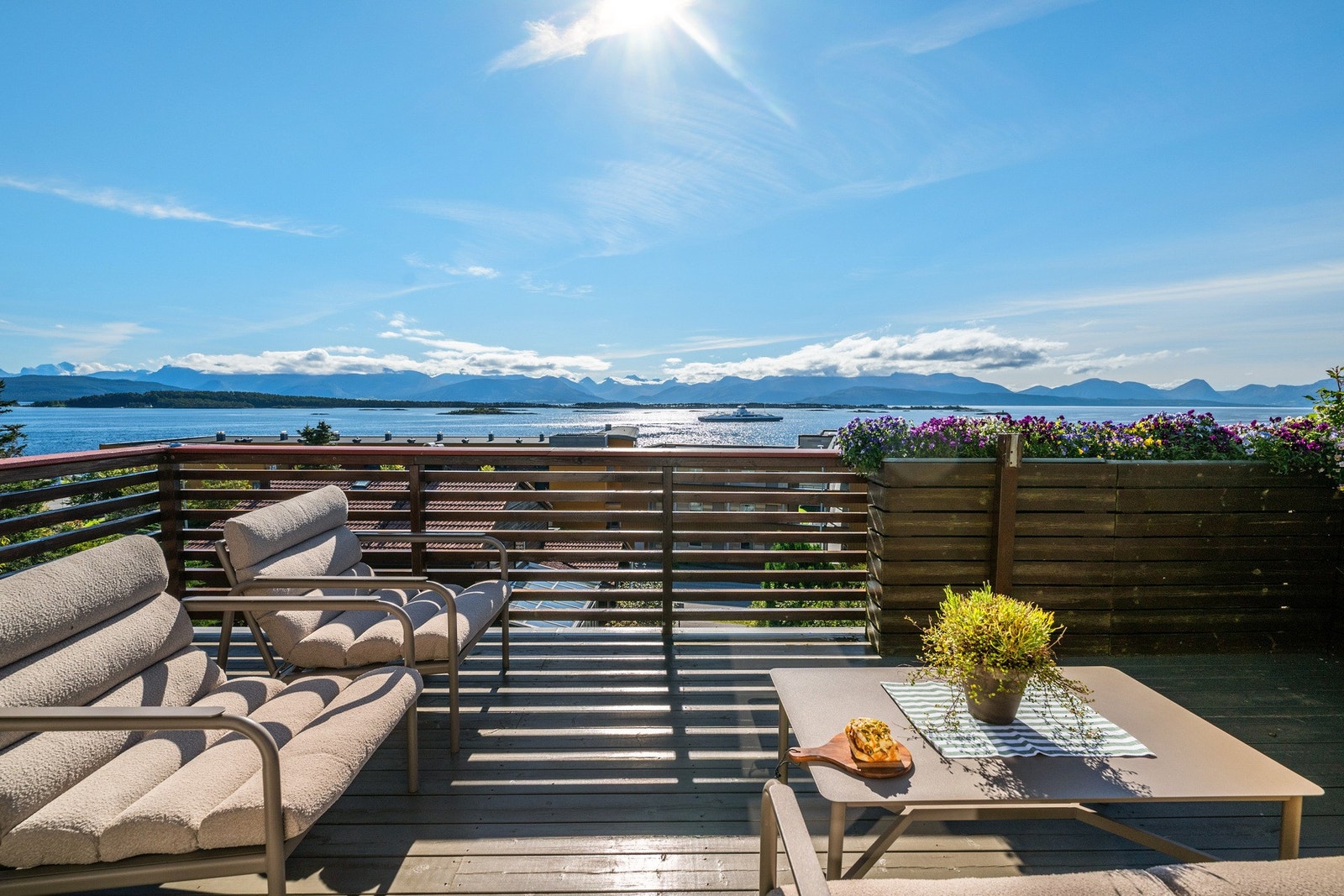 Den sør- og vestvendte verandaen er en av boligens aller beste kvaliteter. Galleribilde