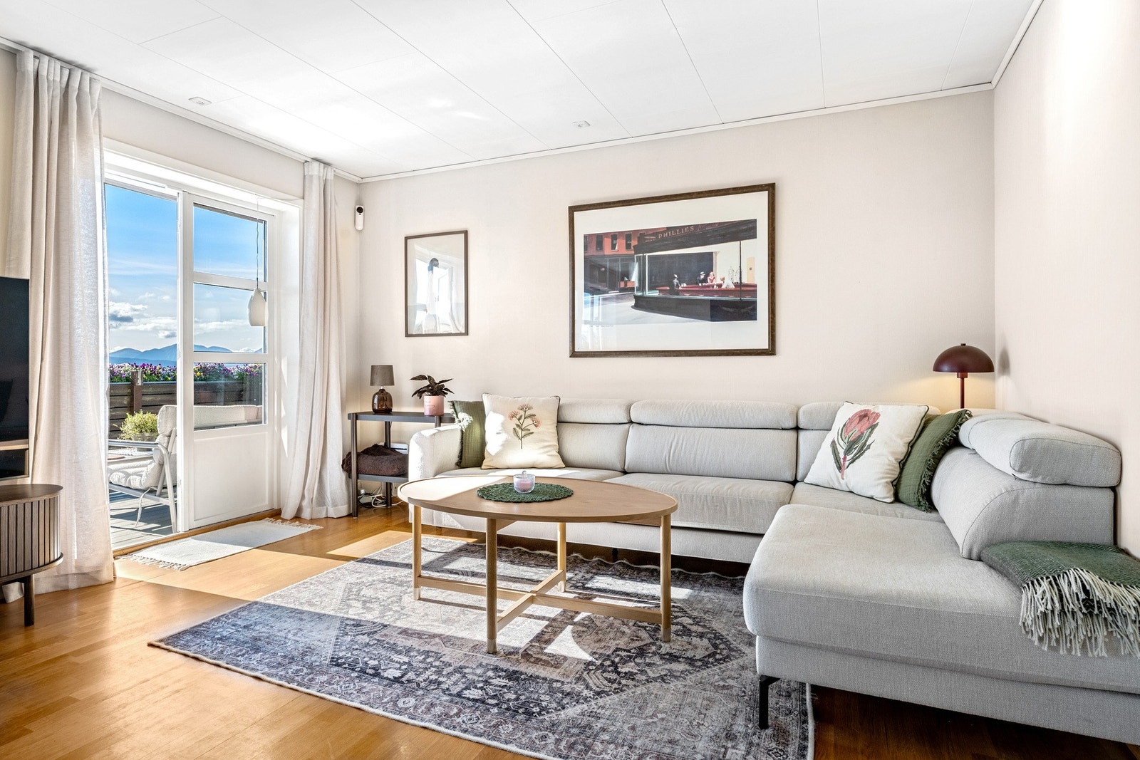Fra stuen er det utgang til sør- og vestvendt veranda. Galleribilde