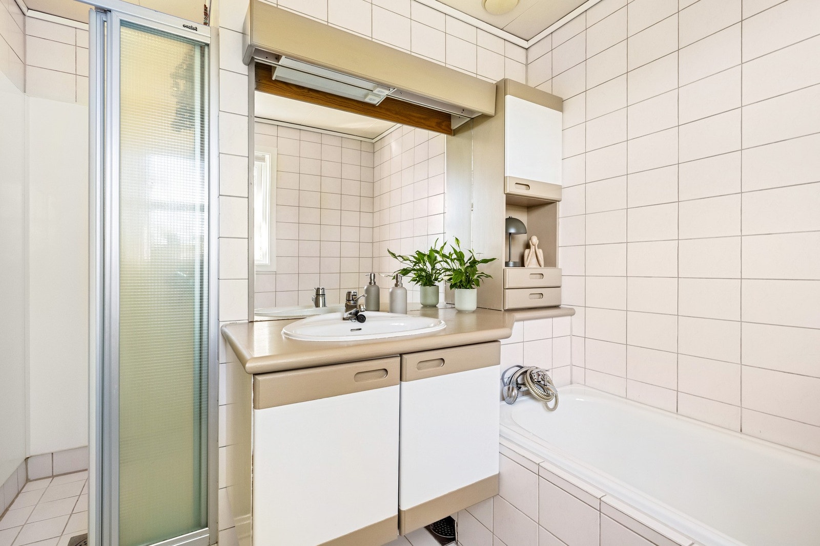 Flislagt bad med badekar. Galleribilde