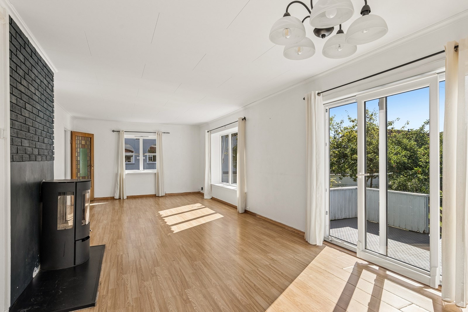 Stuen har store vindusflater som slipper inn rikelig med lys. Galleribilde