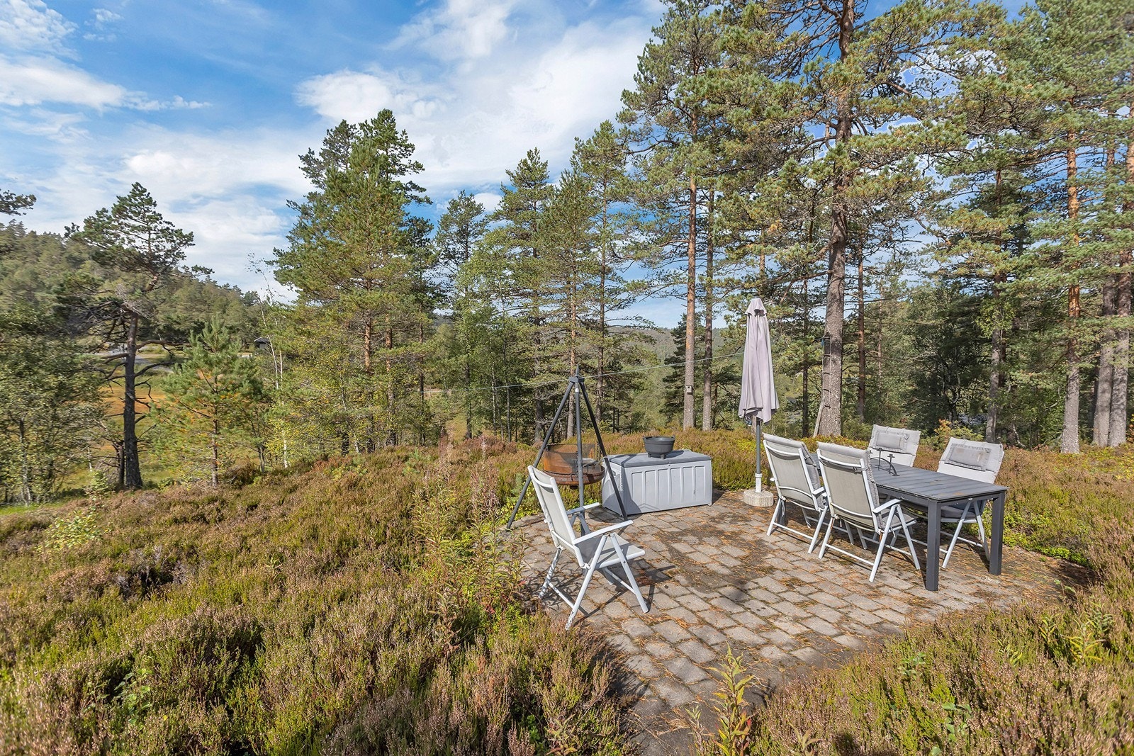 Fint opparbeidet uteområde - her kan man nyte fine dager sammen med venner og familie Galleribilde