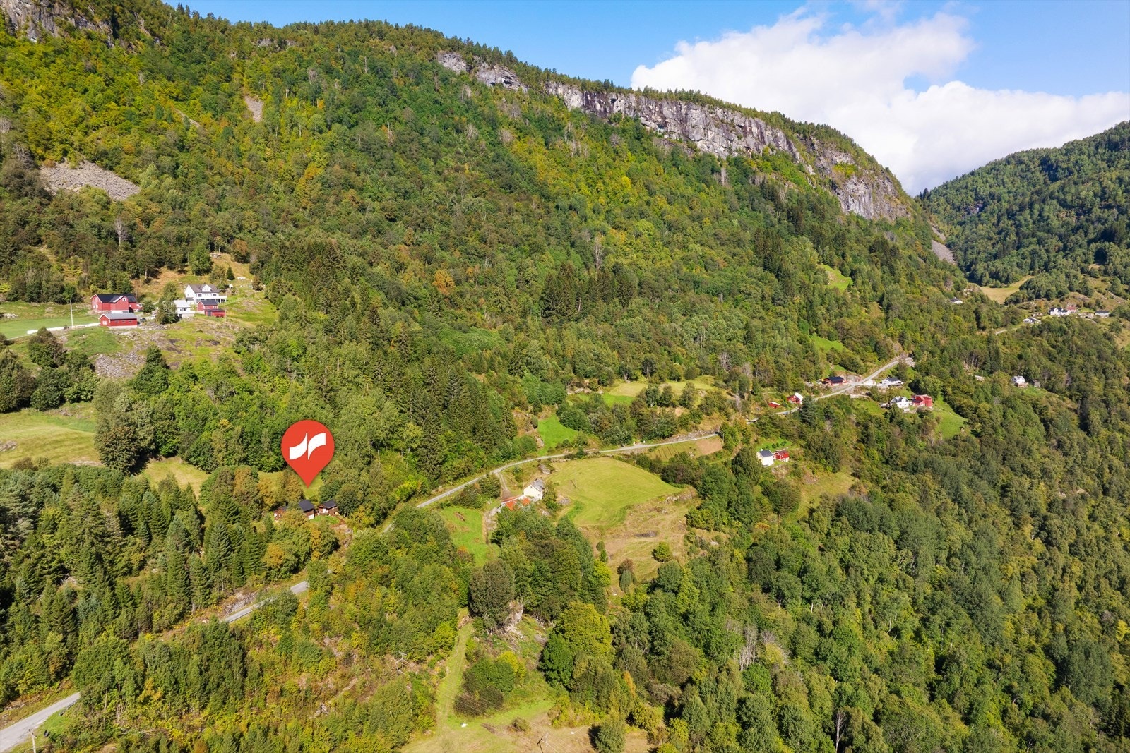 Eigedomen ligg fritt og roleg til i Øyragrendi. Frå hytta har du kort avstand til Sogndal, der ein har "alt" av servicetilbod. Galleribilde