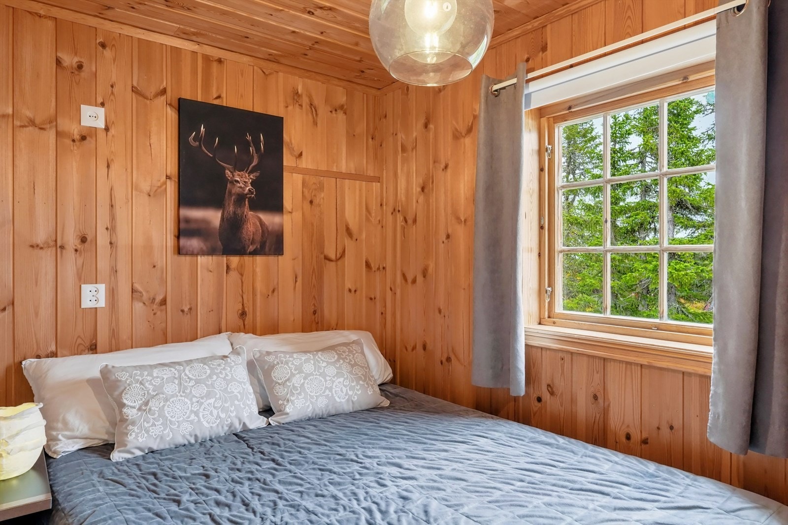 Hyttens tredje soverom, holdt i samme lune stil med panelte flater. Galleribilde