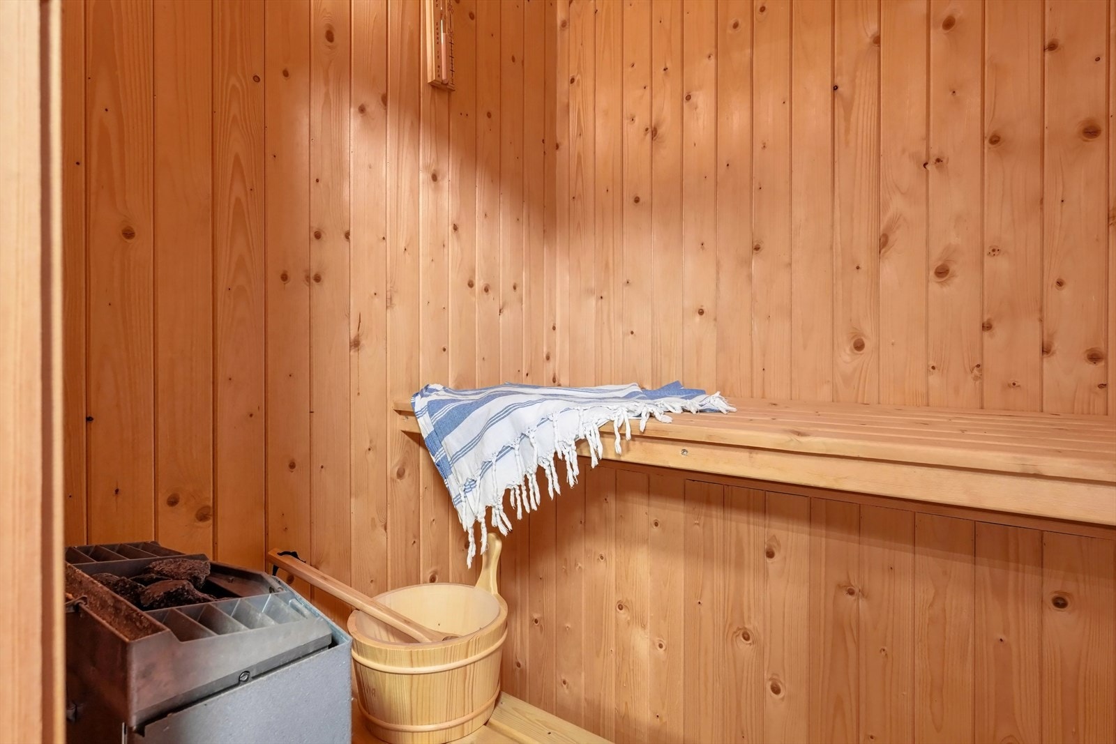 Badstue med sittebenker i tre og elektrisk badstueovn, med direkte adkomst fra badet. Galleribilde