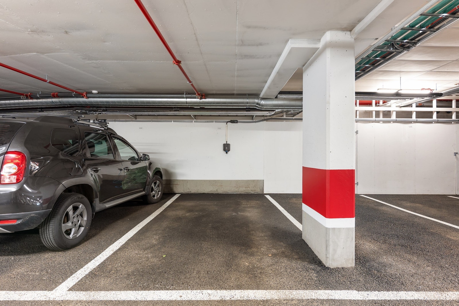 Leiligheten disponerer garasjeplass med mulighet for lading av EL-bil. Adkomst skjer med heis eller på innvendige trapper - helt upåvirket av vær og vind. Galleribilde
