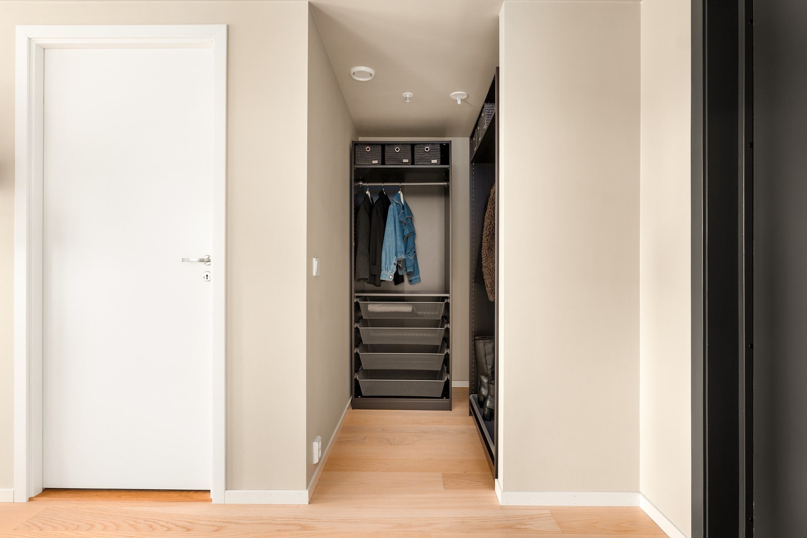 Entreens praktiske garderobeinnredning er i serien Pax fra IKEA, i likhet med hovedsoverommets garderobe. Galleribilde