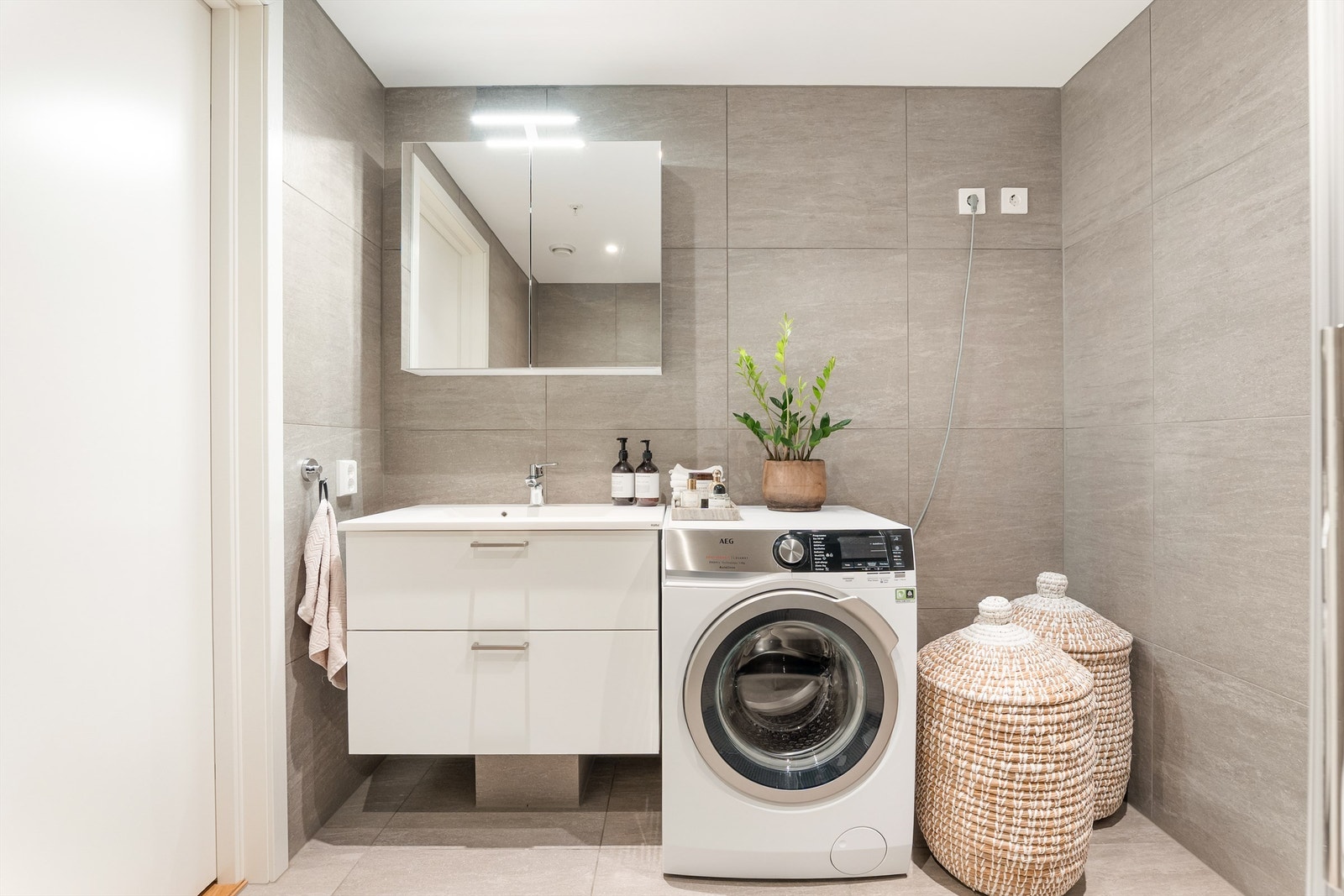 Det er plass og strømuttak til både vaskemaskin og tørketrommel på badet. Galleribilde