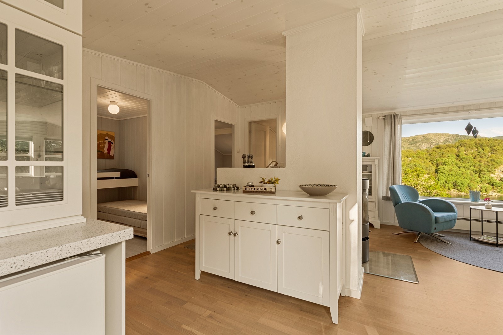 Kjøkkenet og stuen ligger i en åpen og sammenhengende planløsning. Galleribilde