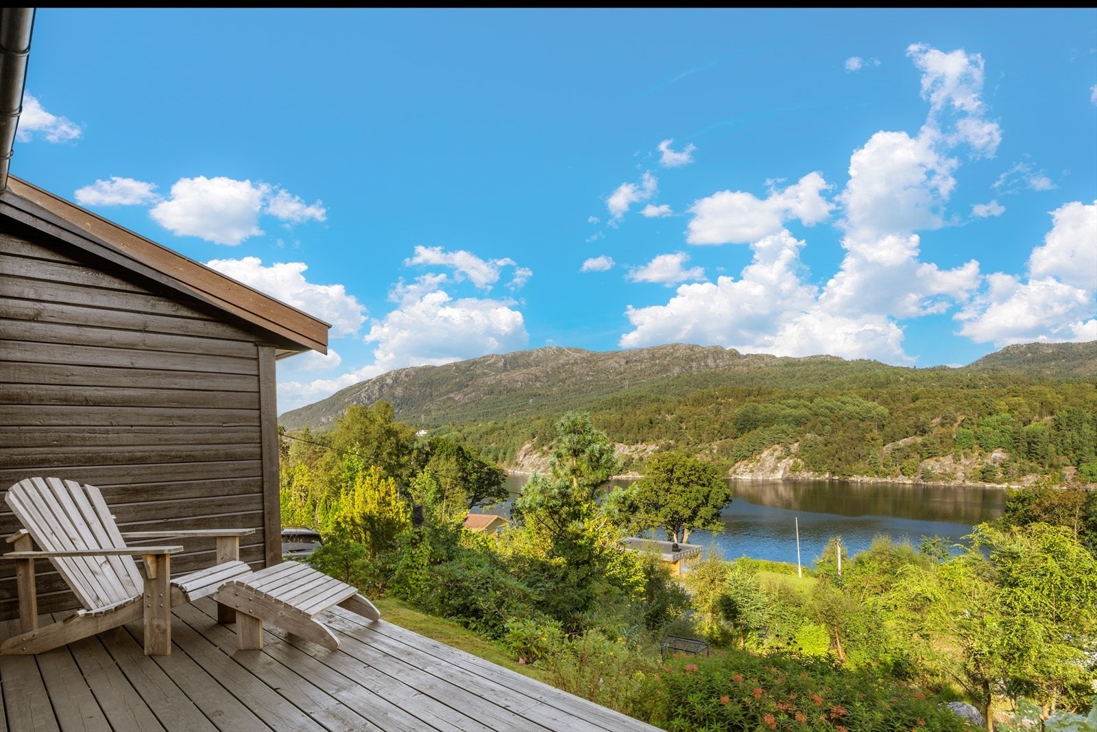 Fra terrassen er det fritt utsyn mot fjorden og det omkringliggende landskapet. Galleribilde