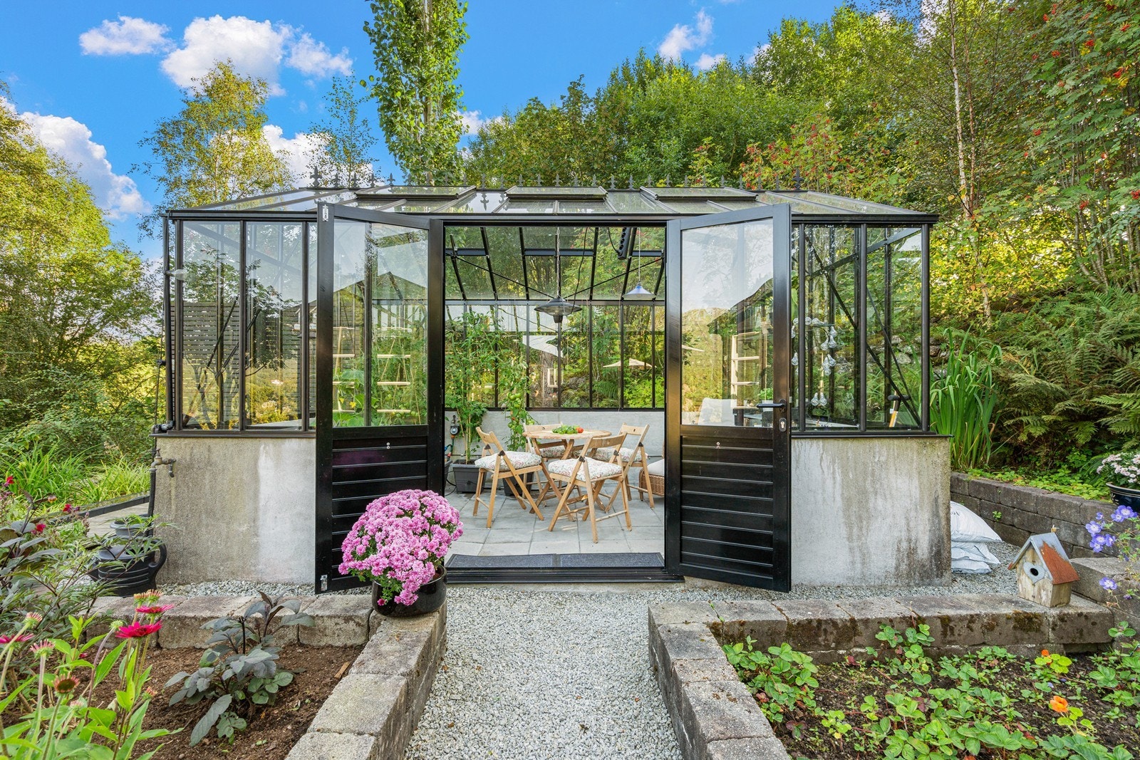 Frittstående drivhus oppført i 2019. Galleribilde
