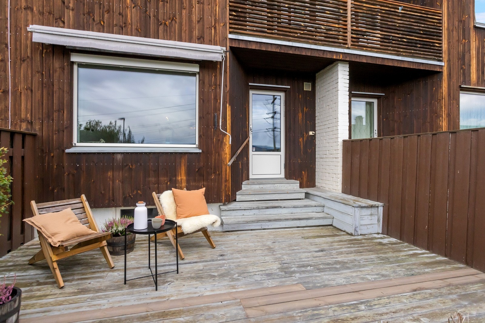 Sørvestvendt terrasseplatting i tre med direkte adkomst fra stuen. Galleribilde