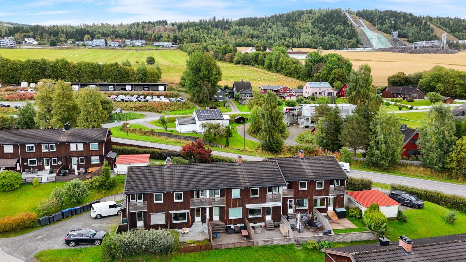 Eiendommen ligger i et rolig nabolag med kort vei til turområdene ved Lysgårdsbakkene. Galleribilde