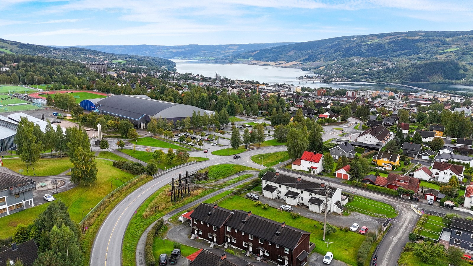 Flott beliggenhet i Nordre Ål med utsikt mot Mjøsa og nærområdet. Galleribilde