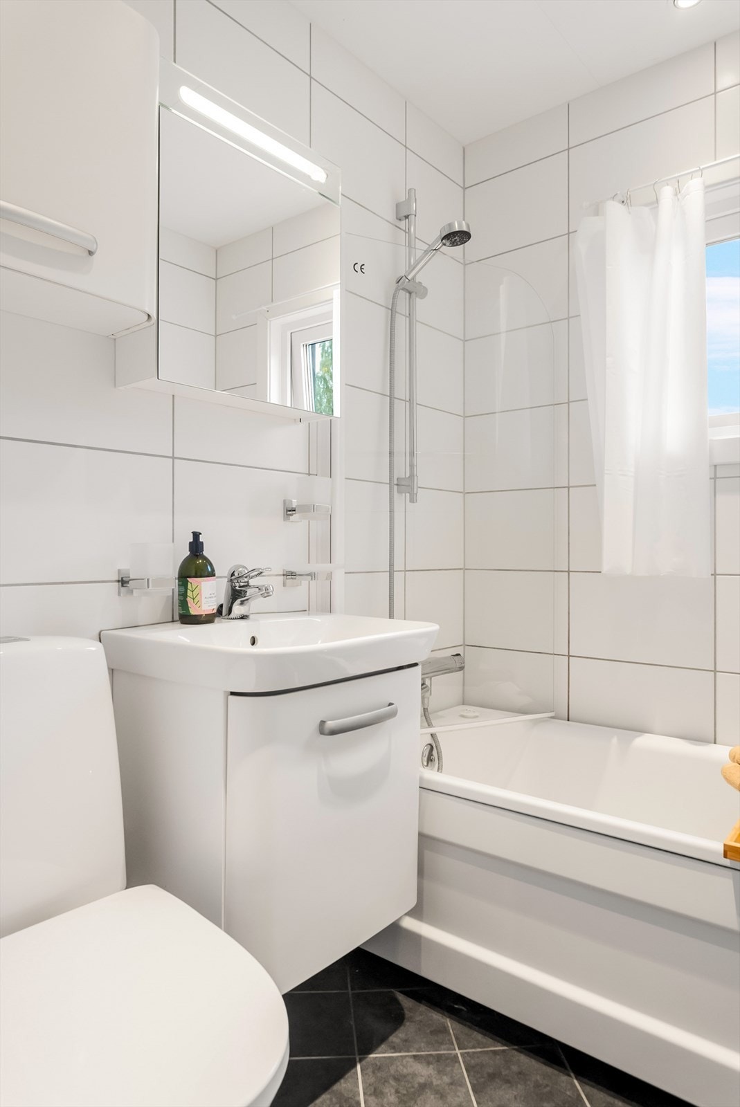 Badet i andre etasje har flislagte vegger og gulv med behagelig gulvvarme, samt himlingsplater i taket med downlights. Galleribilde