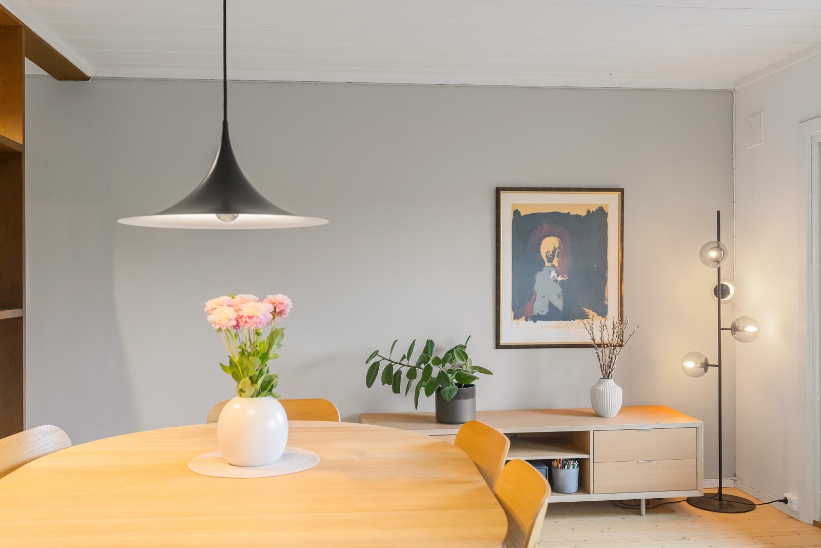 Tregulv og lyse overflater skaper en helhetlig ramme i stuen. Galleribilde