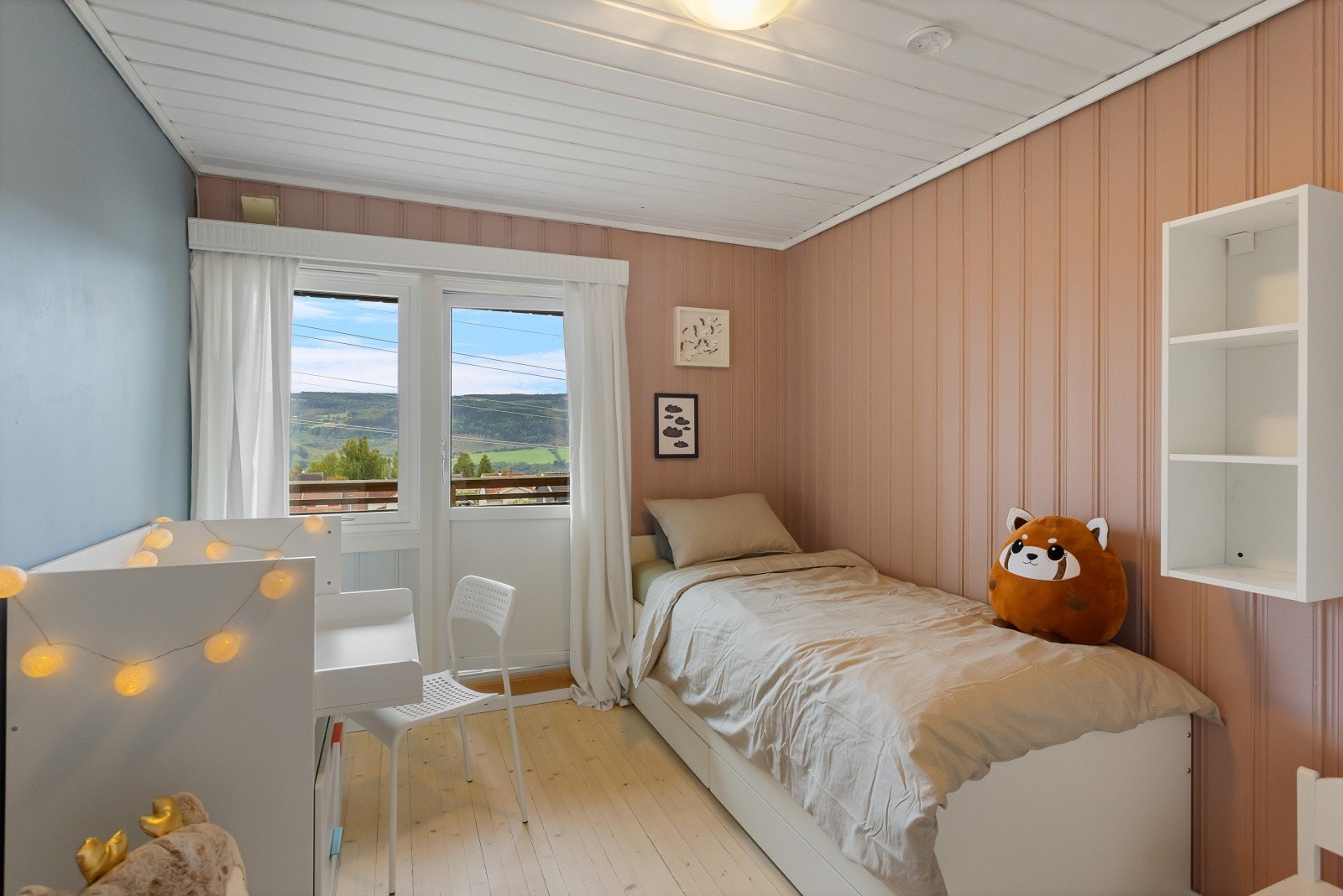 Soverom 2 er også av god størrelse og har plass til seng og en praktisk skyvedørsgarderobe. Her er det også utgang til en liten veranda. Galleribilde