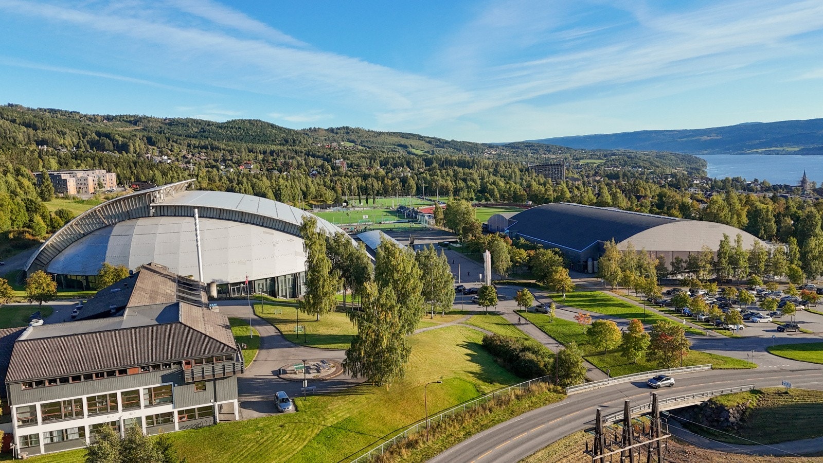 Stampesletta idrettsanlegg med Håkons hall og Kristins hall ligger få minutter unna. Galleribilde