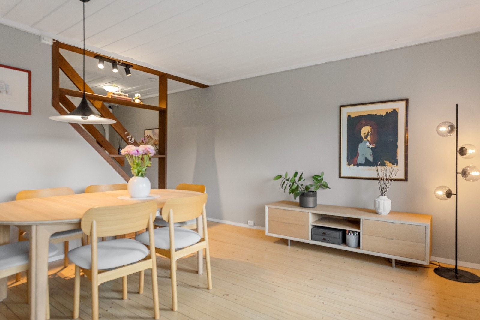 Romslig spiseplass i stuen med åpen trapp opp til andre etasje. Galleribilde