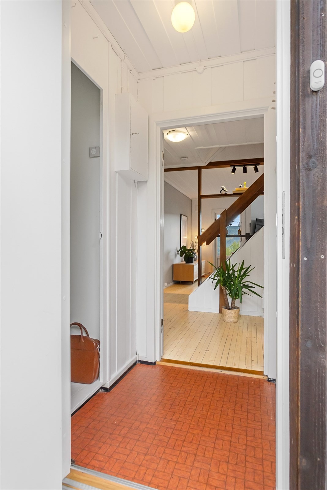 Entré med plass til sko og yttertøy, og videre adkomst til stue og trapperom. Galleribilde