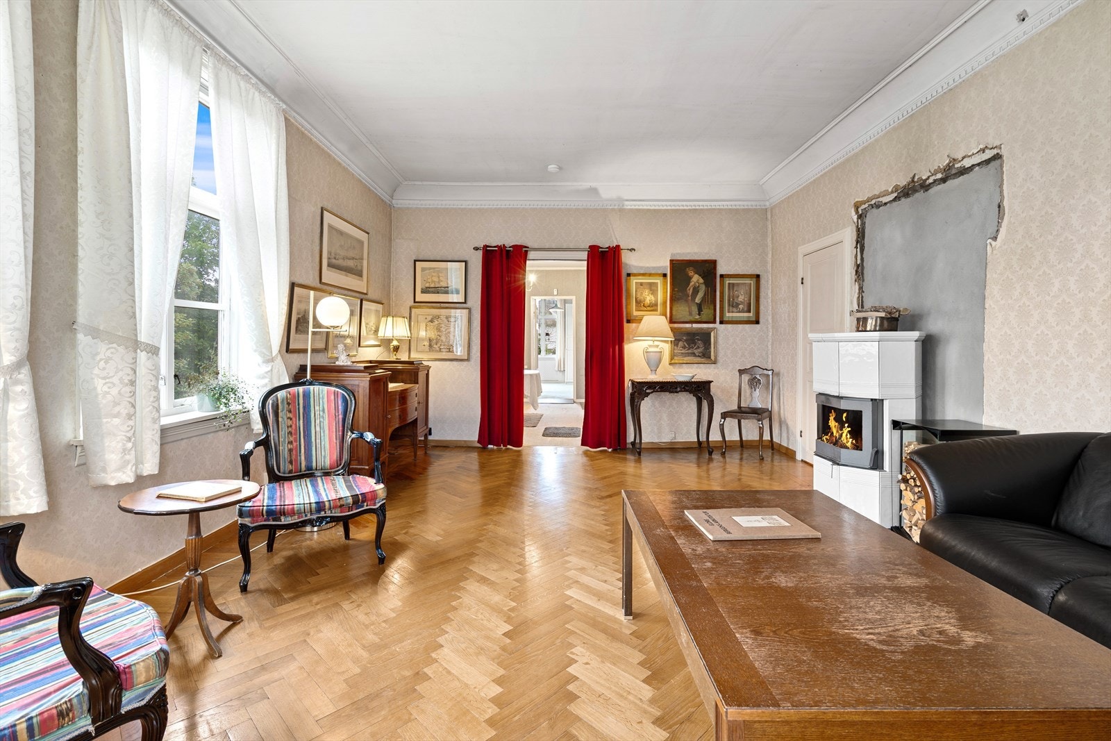 Denne stuen måler 28,9 kvm. Legg merke til fiskebeinsgulvet. Galleribilde