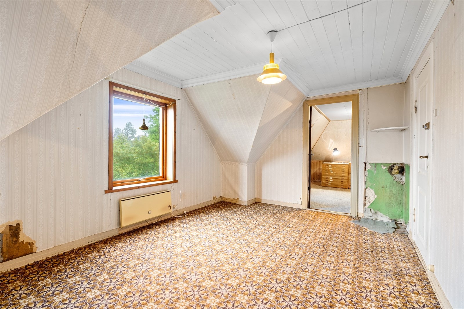 2. Etasje består av 3 store stuer/soverom, samt 3 mindre boder, gang m/ oppbevaring og et bad. Galleribilde
