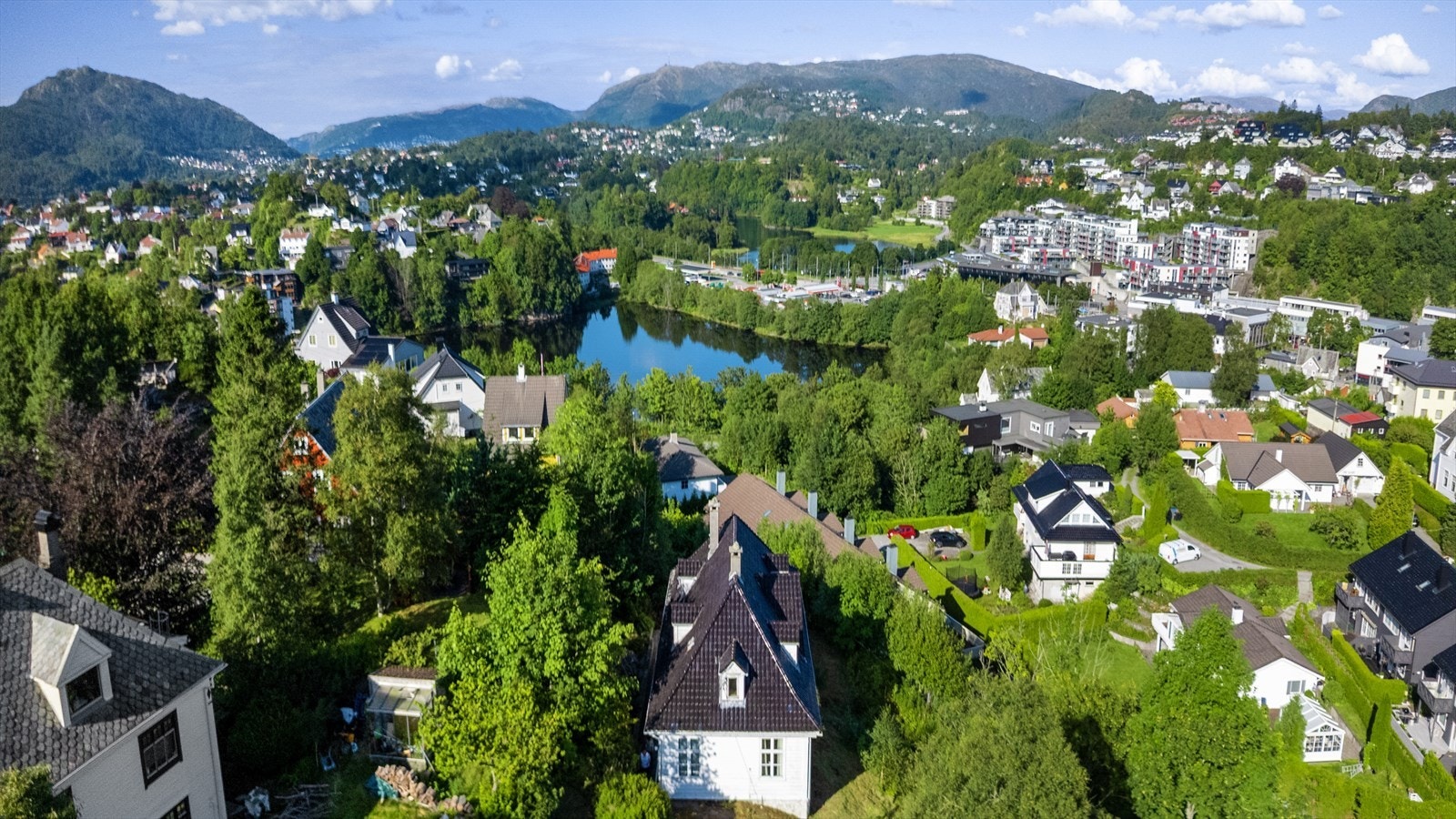 Vi i Fana sparebank eiendom presenterer denne unike villaen som er flyttet fra Kalfaret til Iduns veg 1. Galleribilde
