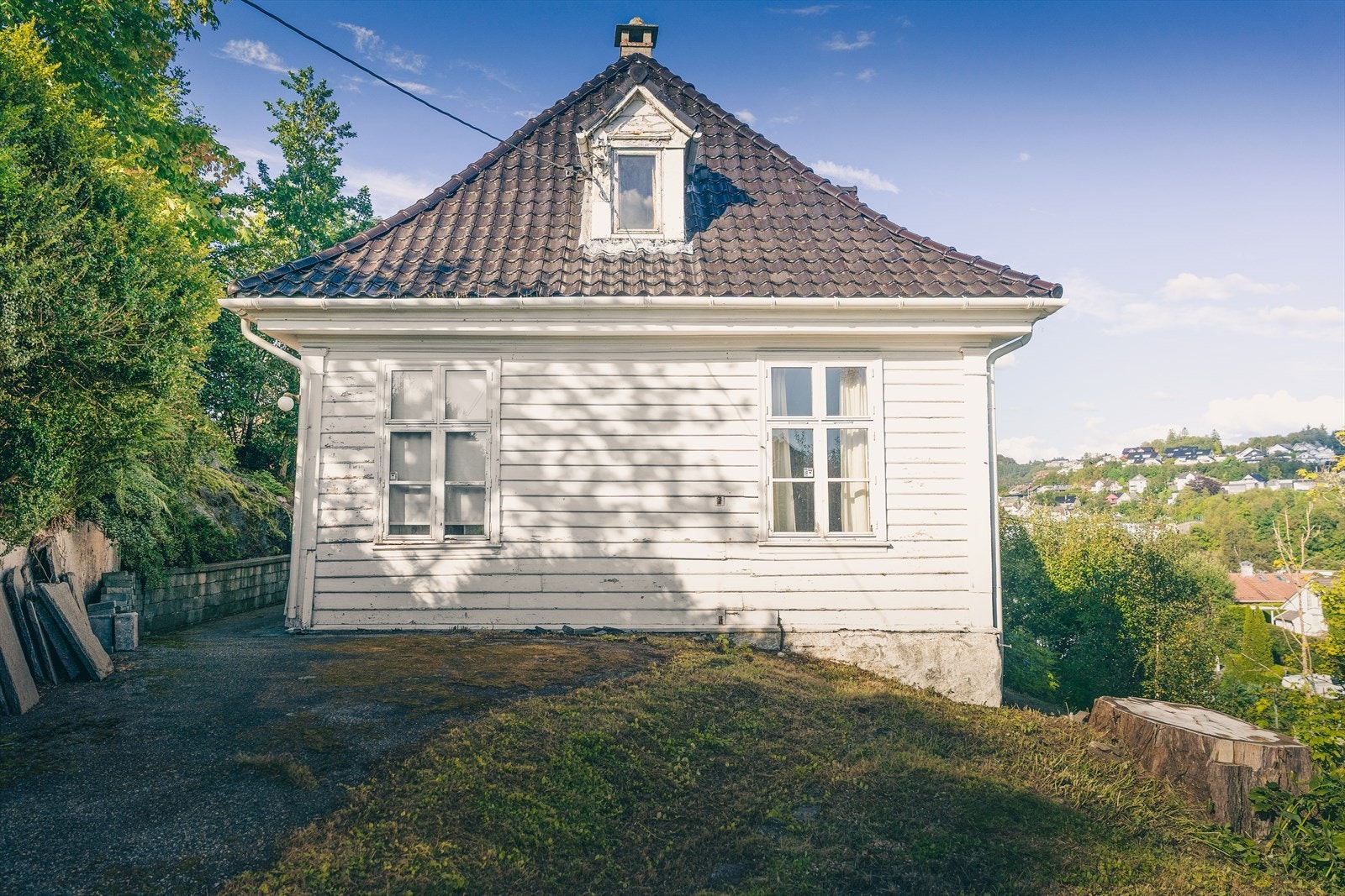 Eiendommen ligger fint til på en høyde, med fantastisk utsikt og stort potensiale. Galleribilde
