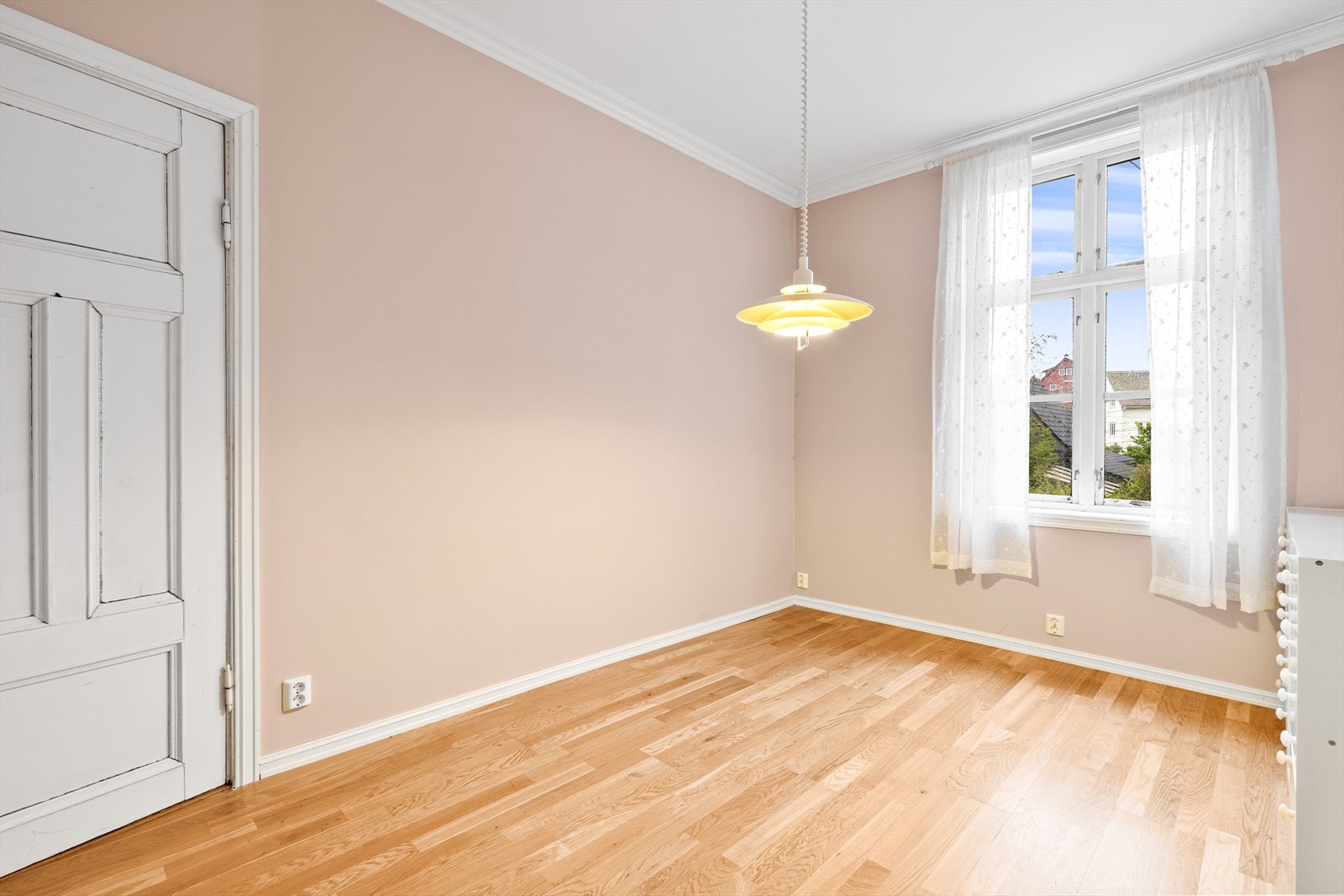Dette soverommet ble oppgradert ifm nytt bad og gang. Da ble gulvet tatt opp og lagt på nytt. Rommet måler 11,7 kvm. Galleribilde