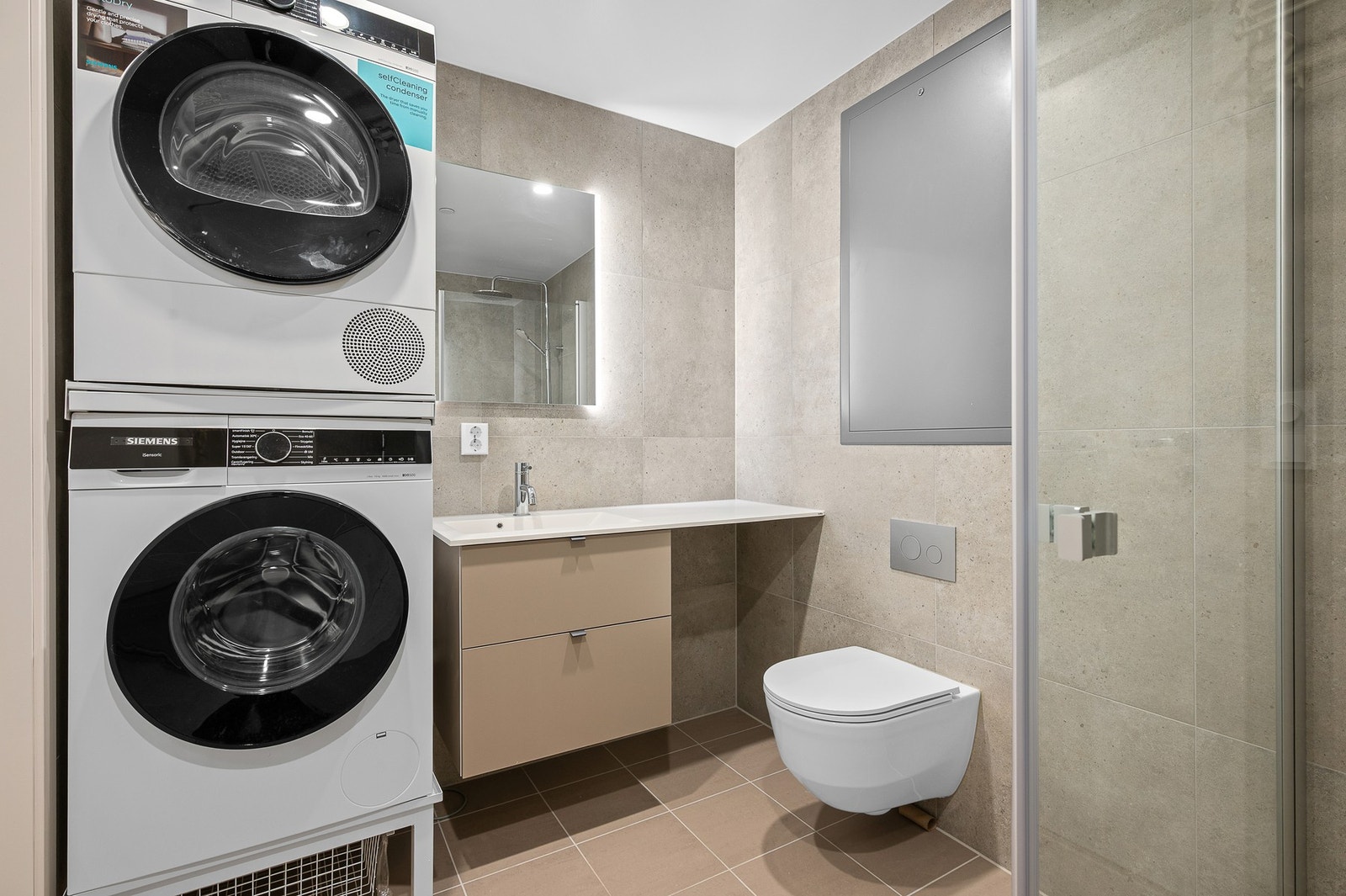 Badet har en fin utforming noe som gir plass til både vaskemaskin og tørketrommel. Galleribilde