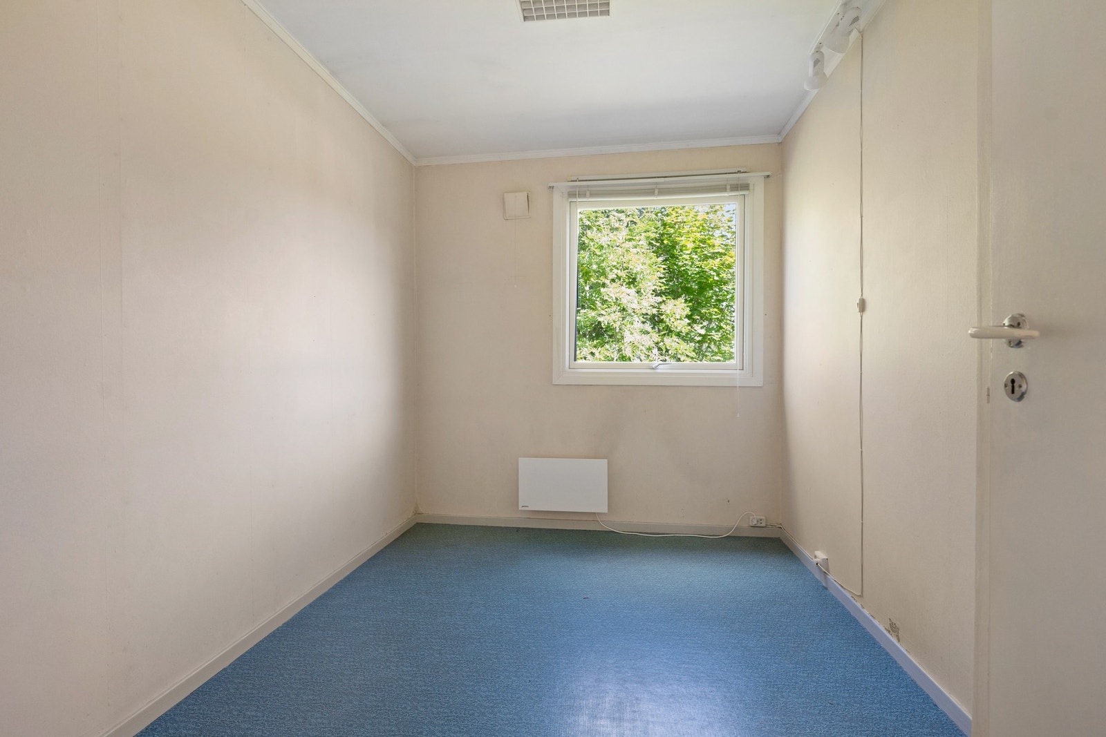 Praktisk soverom som egner seg godt som barnerom, gjesterom eller hjemmekontor. Galleribilde