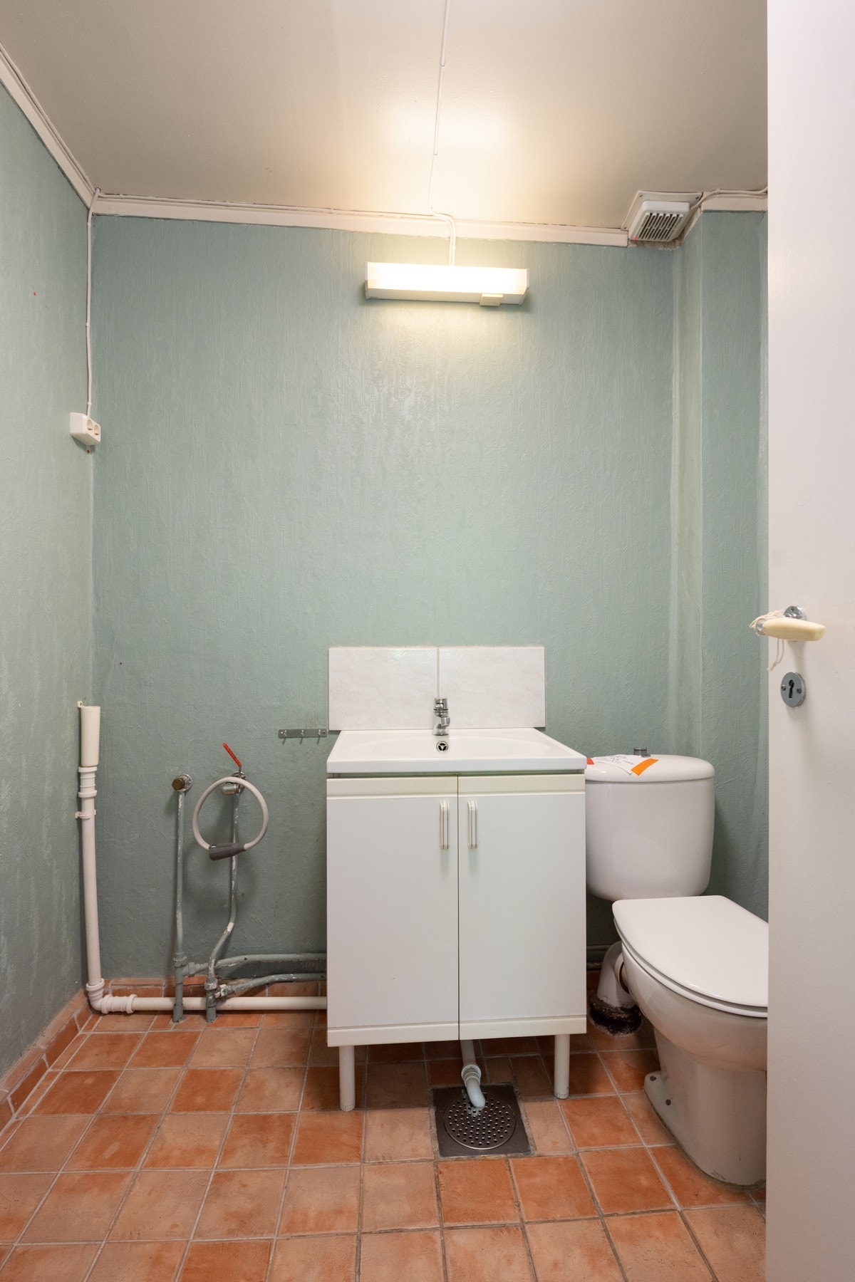 Separat toalettrom med servant og praktisk oppbevaring. Byggemeldt som bad. Galleribilde