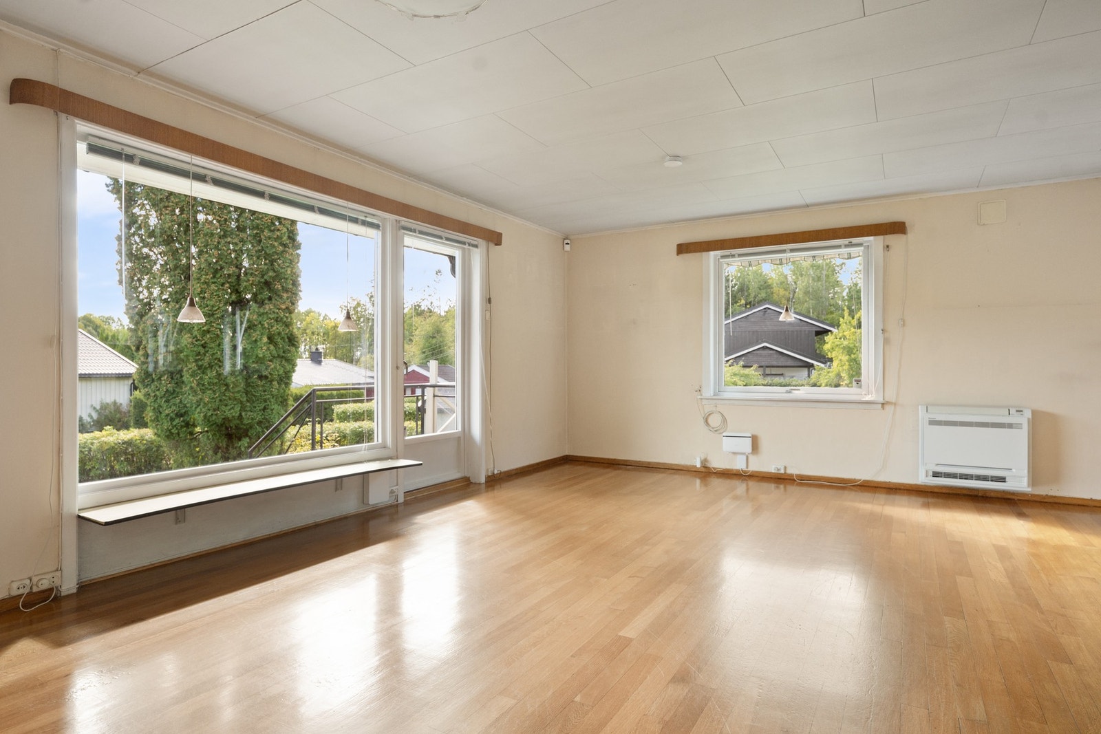 Den romslige stuen har store vindusflater som slipper inn rikelig med naturlig lys. Galleribilde