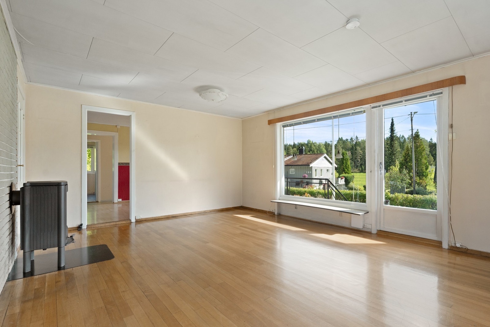 Lys og luftig stue med god plass til flere møbleringssoner og utgang til terrassen. Galleribilde
