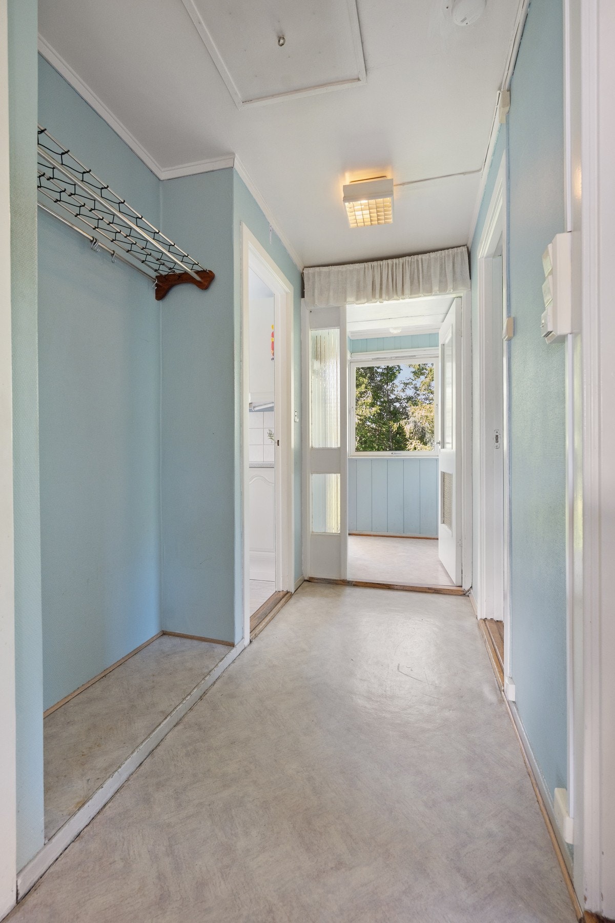Praktisk entré med god plass til oppbevaring av yttertøy og sko. Galleribilde