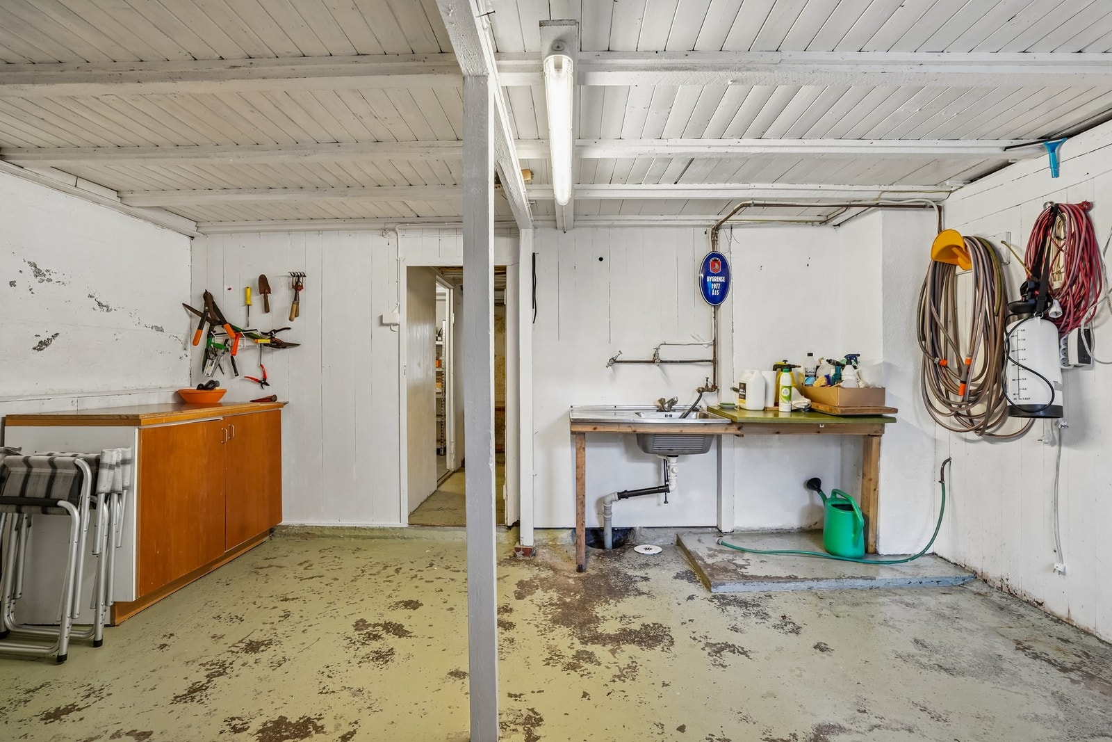 Boden er utstyrt med innredning og benk med utslagslagsvask. Galleribilde