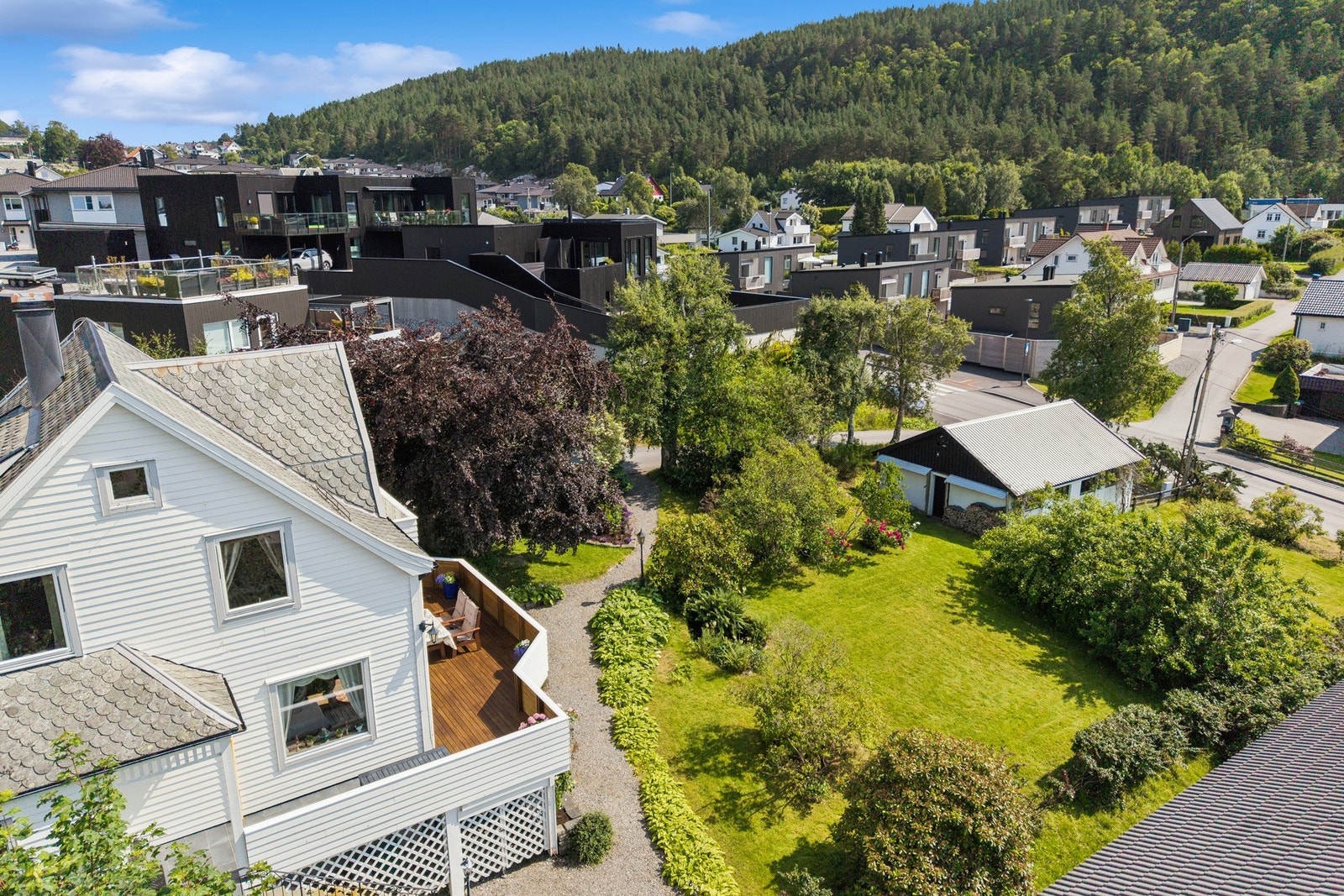 Fra eiendommen er det kort vei til Ratvika stadion, barnehage, skole, flotte tur- og badeområder, offentlig kommunikasjon og flere dagligvarebutikker. Galleribilde