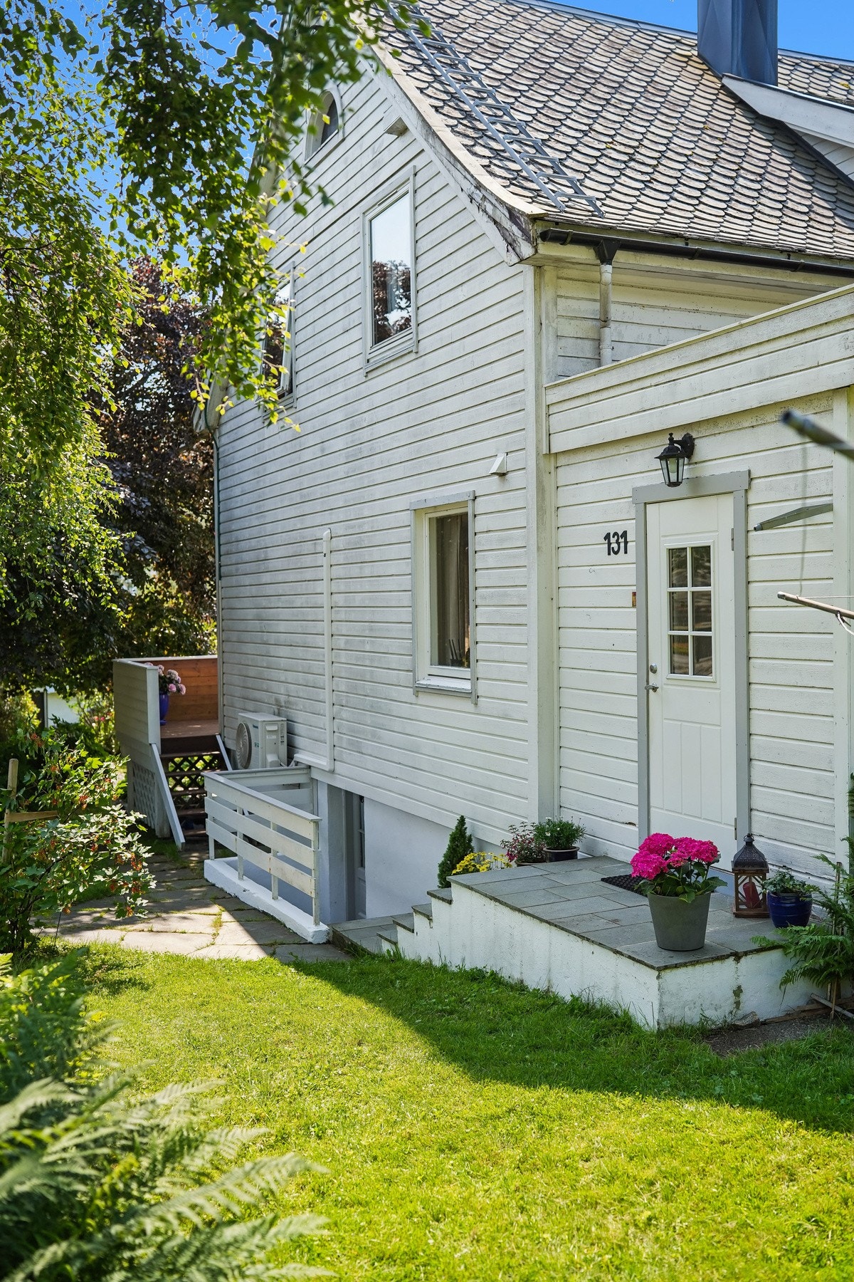Det er enkel tilkomst til underetasje og terrasse fra utsiden av boligen. Galleribilde