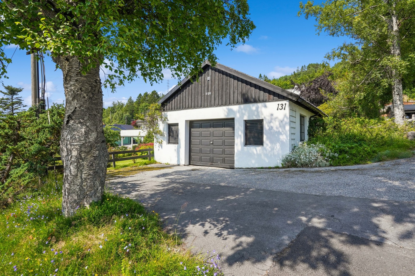 Det er gode parkeringsmuligheter i garasjen eller på asfaltert gårdsplass. Galleribilde