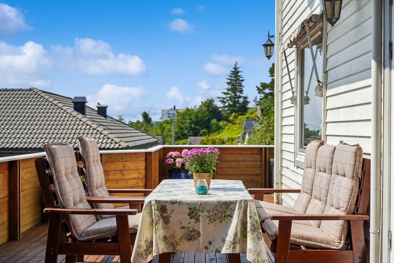 En lun og innbydende terrasse som legger til rette for hyggelig måltider og avslappende stunder utendørs. Galleribilde