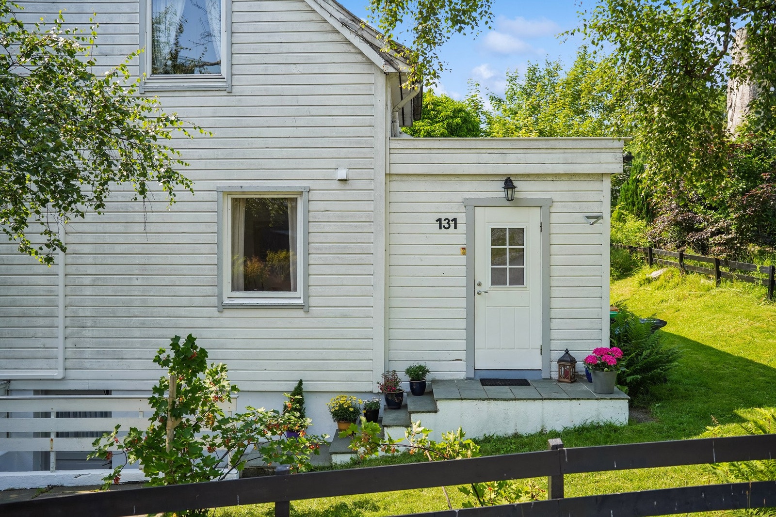 En gjennomtenkt planløsning med egen inngang til vaskerommet - perfekt for sølete sko, treningstøy og en aktiv hverdag. Galleribilde