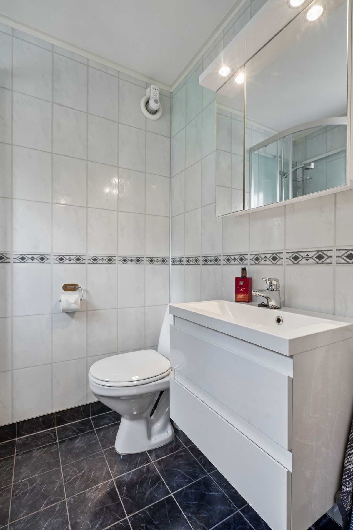 Badet ble overflateoppusset i 2007 og byr på flislagt gulv med behagelig gulvvarme og praktiske våtromsplater på veggene. Galleribilde