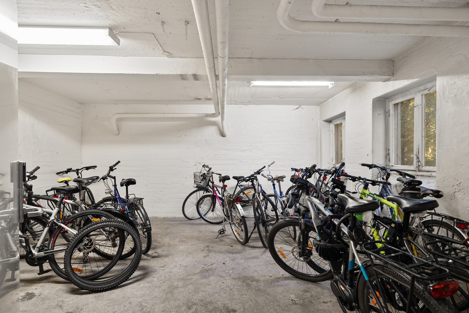 Aksjelaget har felles sykkelbod og fellesvaskeri. Galleribilde