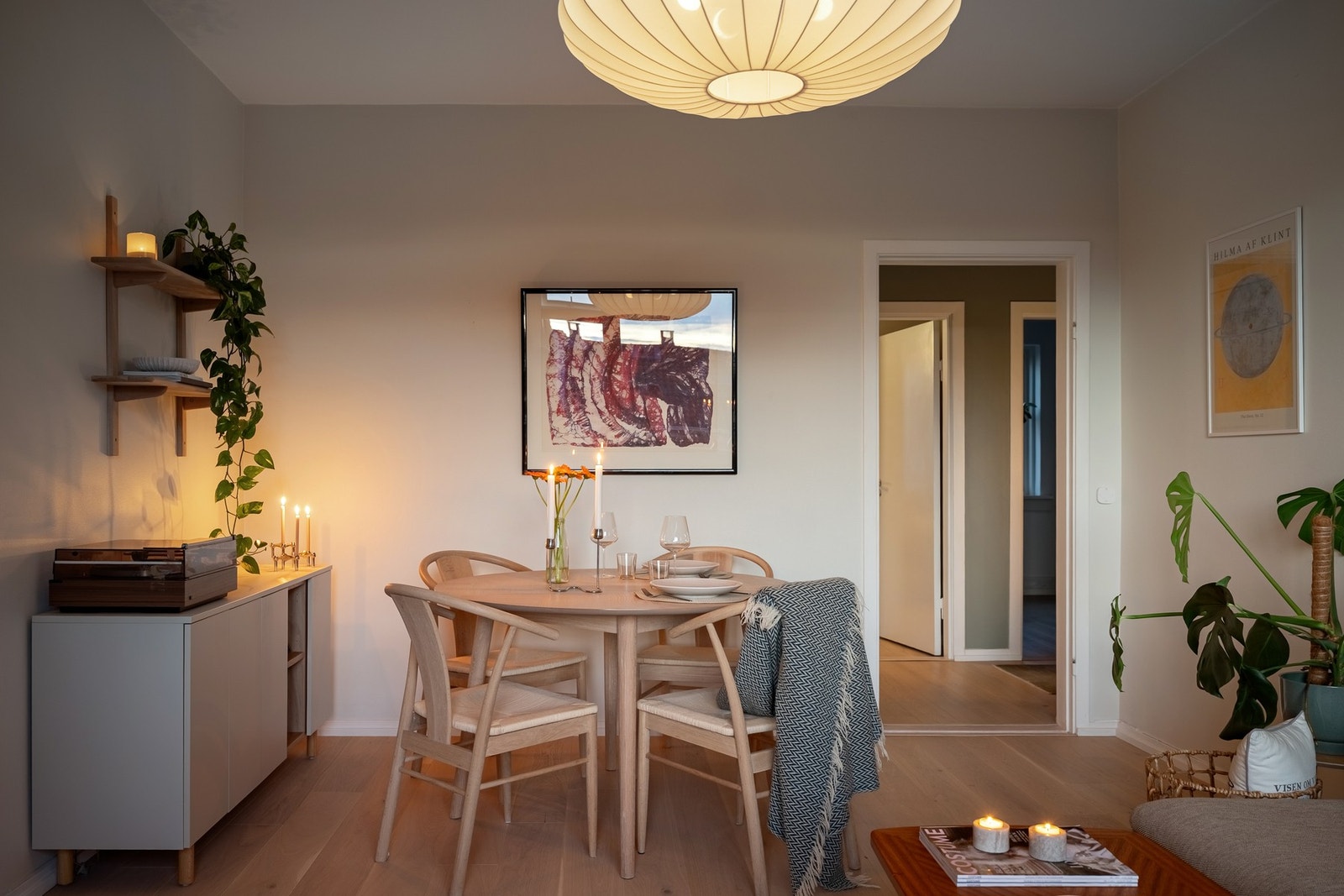 Naturlig sone for spisebord i stuen. Galleribilde