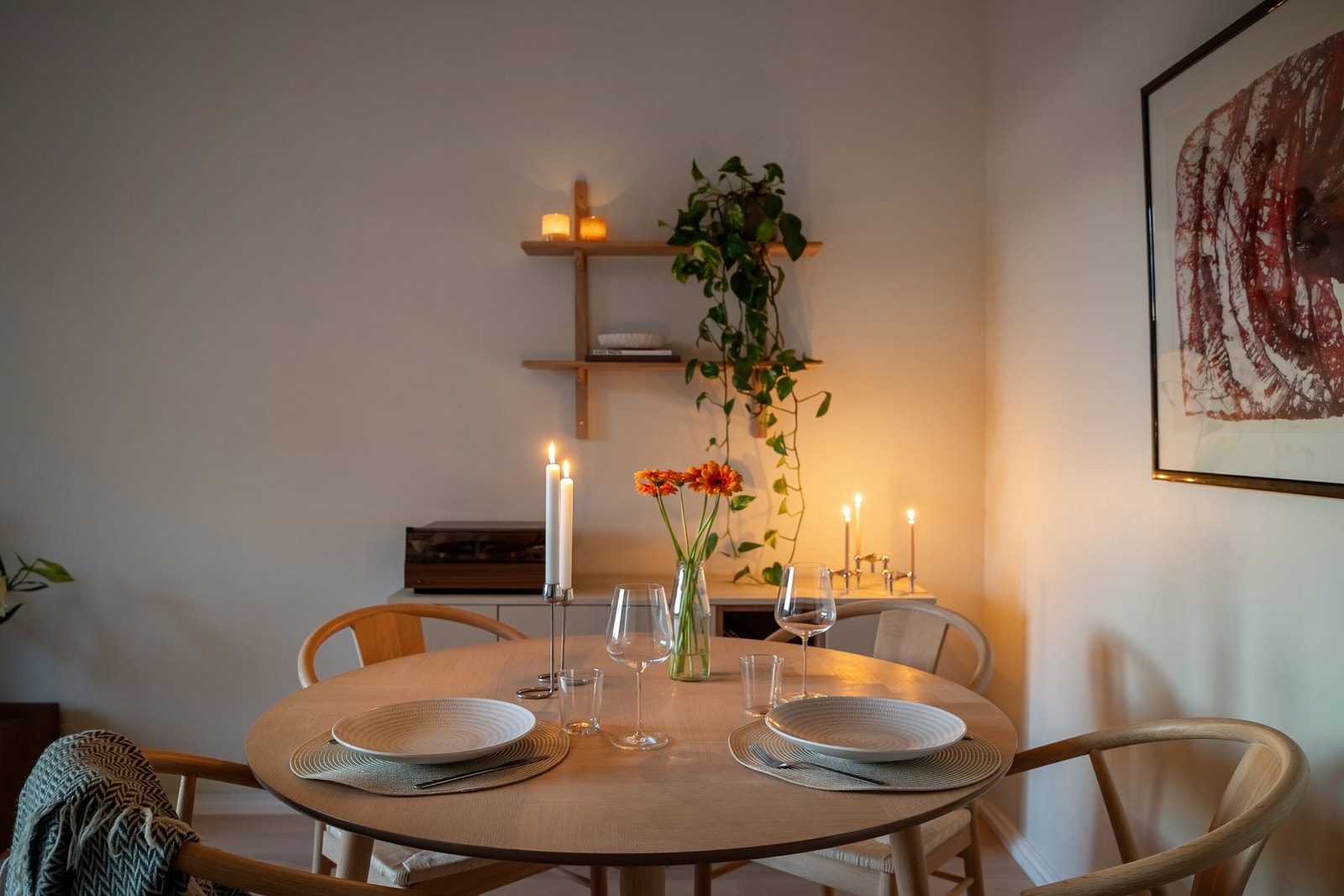 Dekk bordet, tenn lysene, og nyt! Her ligger alt til rette for gode øyeblikk. Galleribilde