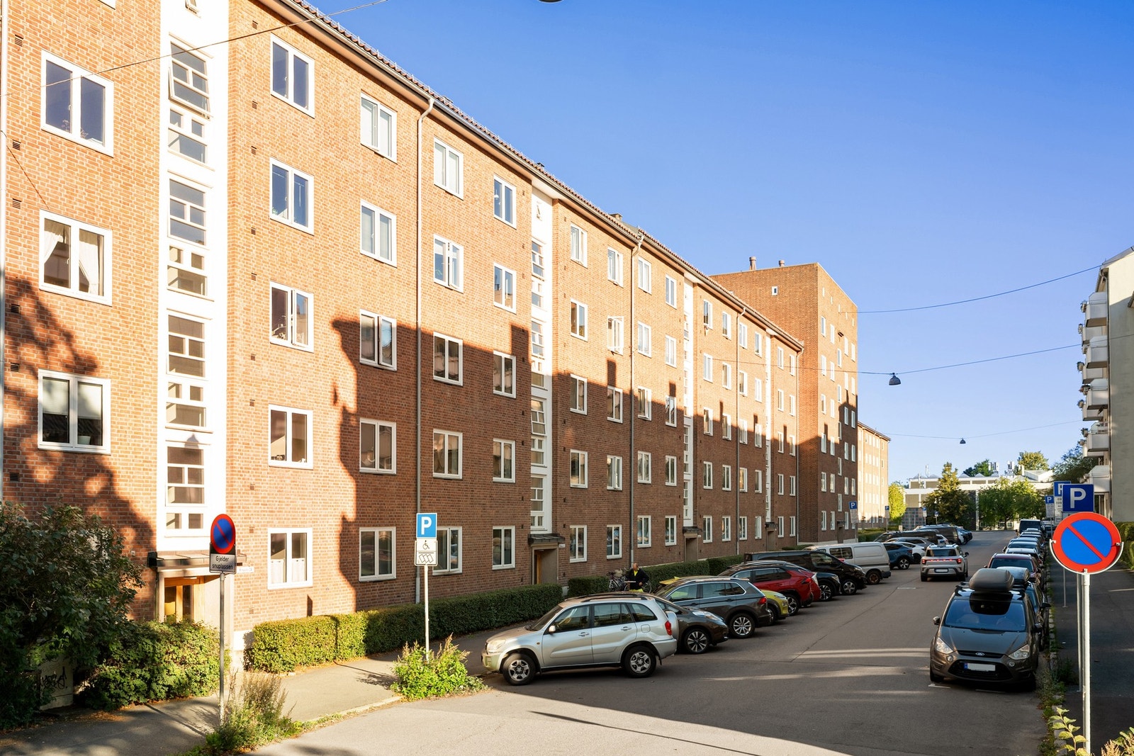 Det er rikelig med p-plasser (beboerparkering) rett utenfor døren. Galleribilde